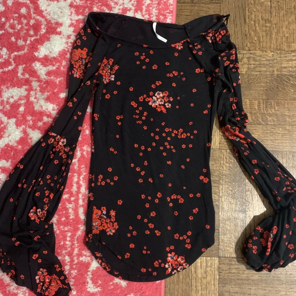 FREE PEOPLE slim fit black floral top